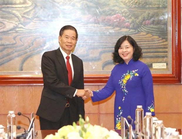 Secretary of the Party Central Committee and Chairwoman of the committee's Commission for Mass Mobilisation Bui Thi Minh Hoai (R) and President of the Lao Front for National Construction (LFNC) Central Committee Sinlavong Khoutphaythoune at their meeting in Hanoi on April 26 (Photo: VNA)