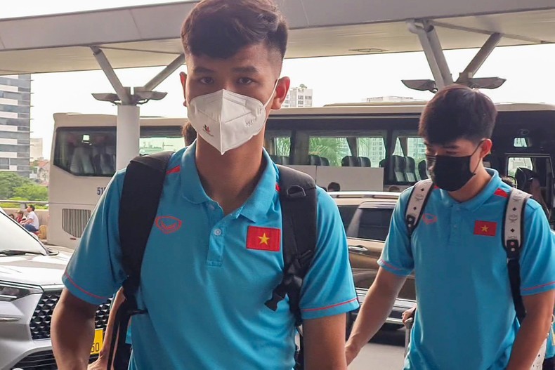Midfielder born in 2002 - Ngo Duc Hoang (left) is present at Tan Son Nhat airport with his teammates. (Photo: VFF)