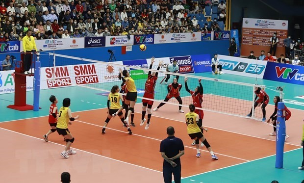 At the match between Vietnamese women’s national volleyball team (yellow jersey) and Iran’s Paykan Club (Photo: VNA)