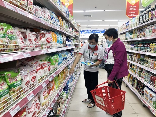 Consumers shop at a supermarket. (Photo: VNA)