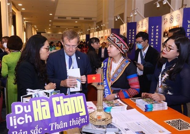 Participants at the conference are informed about Vietnamese localities. (Photo: VNA)