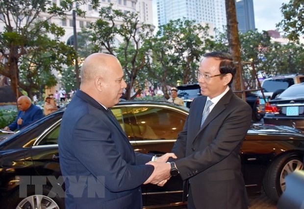 Secretary of the Ho Chi Minh City Party Committee Nguyen Van Nen (R) receives Roberto Morales, Politburo member and permanent member of the Secretariat of the PCC Central Committee. (Photo: VNA)
