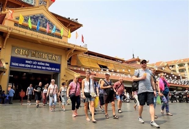 Foreign visitors to Binh Tay Market in Ho Chi Minh City (Photo: VNA)