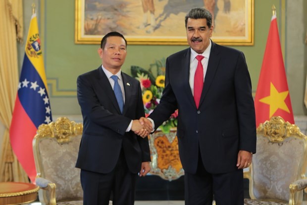 Venezuelan President Nicolás Maduro Moros (R) receives Vietnamese Ambassador Vu Trung My in Caracas on May 2. (Photo: VNA)