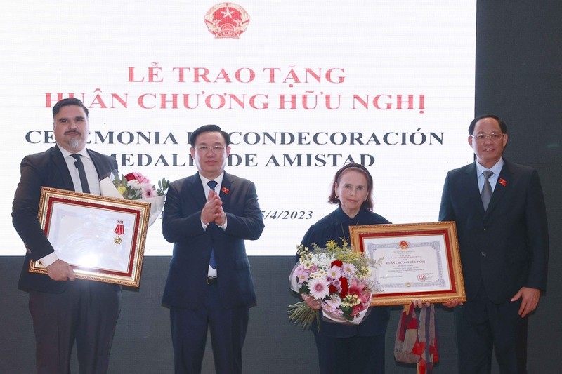 NA Chairman Vuong Dinh Hue presents the Friendship Order to the ICAV and its Chairwoman President Poldi Sosa Schmidt.