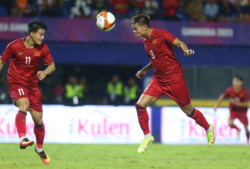 Vietnam’s forward Nguyen Van Tung scores their second goal during the Group B clash against Malaysia on May 8. (Photo: Zing News) 