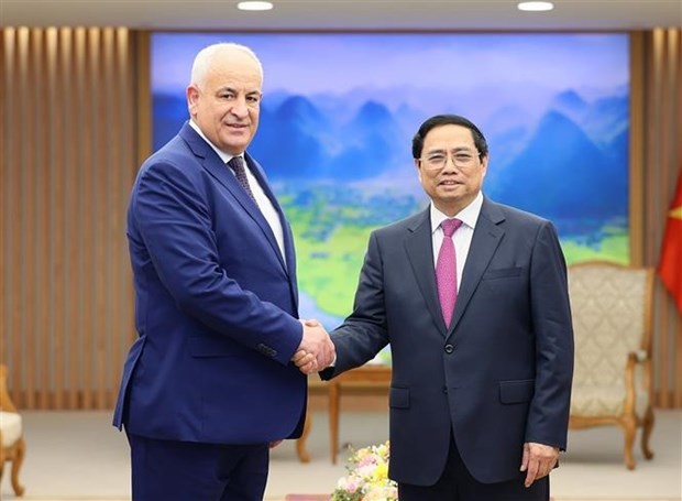 Prime Minister Pham Minh Chinh (R) and Palestinian Minister of the Interior Ziad Hab Al-Reeh (Photo: VNA)