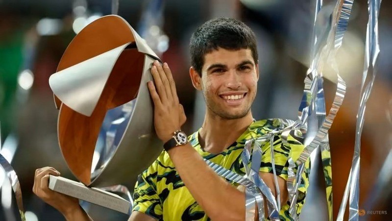 Carlos Alcaraz celebrates with the trophy after winning the Madrid Open final match against Germany’s Jan-Lennard Struff. (Photo: Reuters)