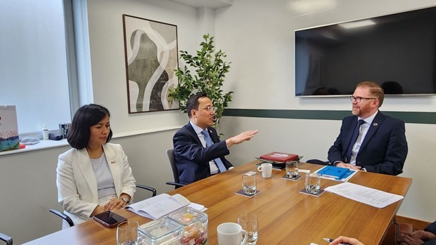 Vietnamese Ambassador to the UK Nguyen Hoang Long at the meeting with Chief Executive at Belfast Chamber of Trade & Commerce Simon Hamilton. (Photo: VNA)