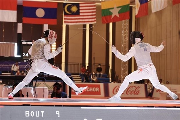 Vietnamese (R) and Singaporean fencers an a fencing match. Vietnamese fencers defeat the Singaporean squad 45-37 to emerge triumphant in the men’s foil team at the ongoing 32nd SEA Games in Cambodia on May 16. (Photo: VNA)