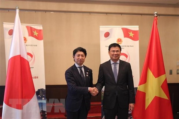 Vietnamese Ambassador to Japan Pham Quang Hieu (R) and member of the Japanese House of Representatives Aoyagi (Photo: VNA)