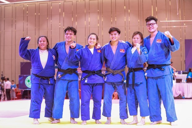 Vietnamese judokas win the gold medal in the mixed team event at the 32nd SEA Games on May 16 afternoon. (Photo: VNA)