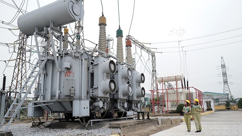 Engineers of 220kV Dong Hoa substation, Northeast Power Transmission 2 in Hai Phong City, inspect and monitor the operation of the substation. (Photo: Tran Hai)