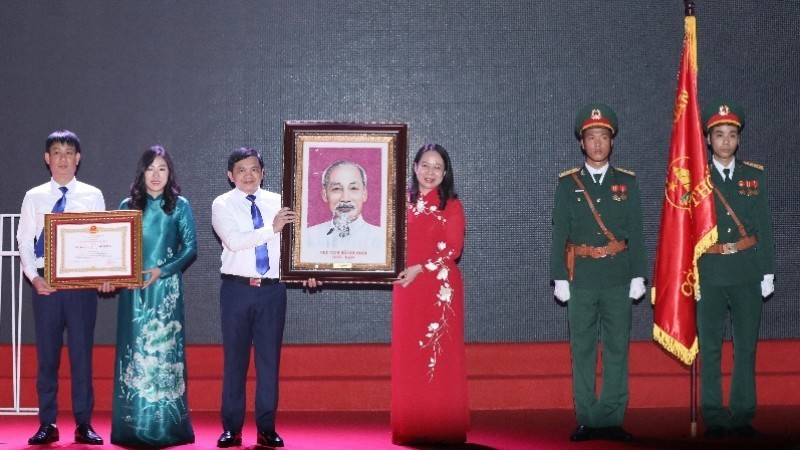 Vice President Vo Thi Anh Xuan presents the Second-class Labour Order to Le Duan School, on the occasion of its 40th anniversary.