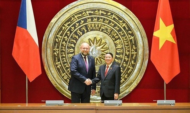 Vietnamese NA Vice Chairman Nguyen Duc Hai (R) and Vice Chairman of the Chamber of Deputies of the Czech Republic Jan Bartosek at the talks in Hanoi on May 23 (Photo: quochoi.vn)