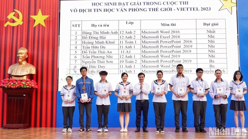 All nine students from Le Hong Phong High School win prizes in the national qualifying round. 