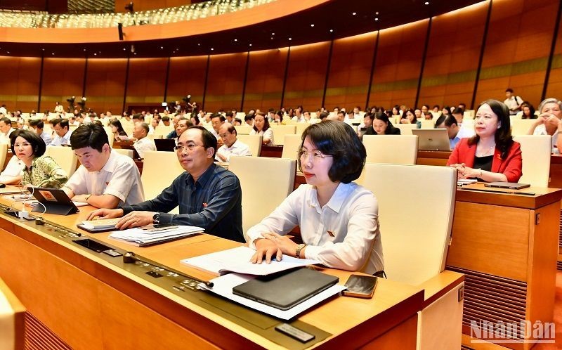 Deputies attend the 15th National Assembly’s plenary session on the morning of May 29. 