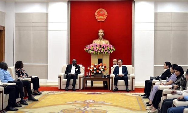 At the meeting between National Assembly Vice President Diawara Mamadou and Acting Chairman of the Quang Ninh People's Committee Cao Tuong Huy (R). (Photo: VNA)