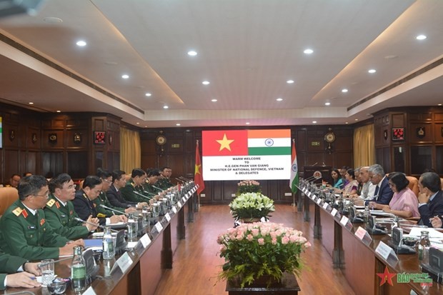 The delegation of the Vietnamese Ministry of National Defence hold talks with representatives of the Indian Ministry of Defence. (Photo: VNA)