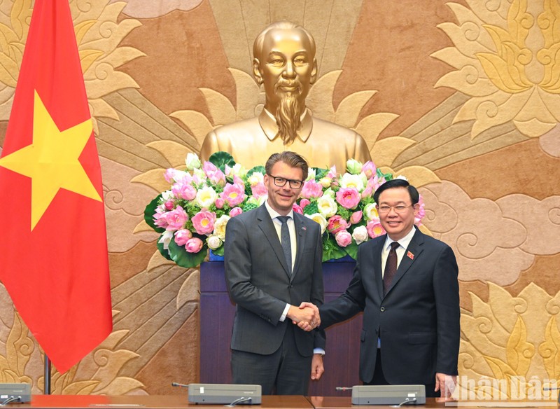 NA Chairman Vuong Dinh Hue and the EP delegation (Photo: VNA)