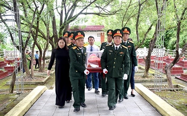 Remains of volunteer soldier Lo Van Noi return home from Laos (Photo: VNA)