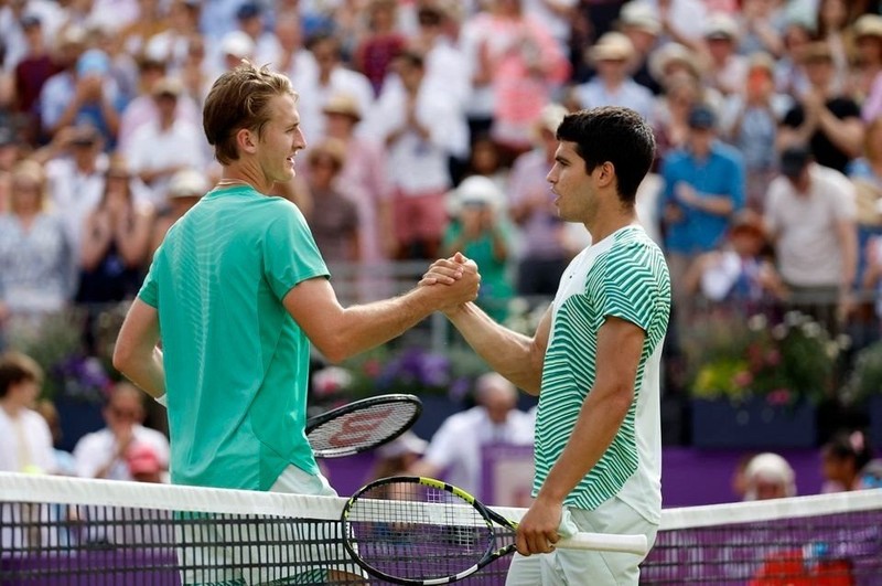 Tennis - ATP 500 - Queen's Club Championships - Queen's Club, London, UK - June 24, 2023 Spain's Carlos Alcaraz shanks hands with Sebastian Korda of the U.S. after winning their semi-final match. (Photo: Reuters)