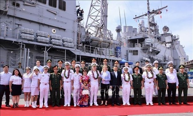 Delegates and crews on the ships at the welcome ceremony (Photo: VNA) 