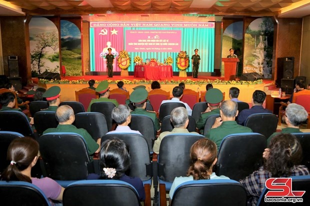 People attend the ceremony to receive and handover remains of Vietnamese volunteer soldiers and experts who laid down their lives in Laos. (Photo: baosonla.org.vn)