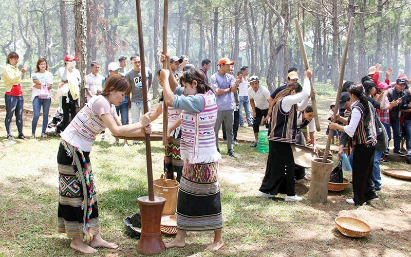 Ethnic minorities in the Central Highlands enjoy a village festival.