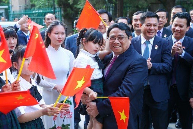 PM Pham Minh Chinh meets with the Vietnamese community in China. (Photo: Nhat Bac)