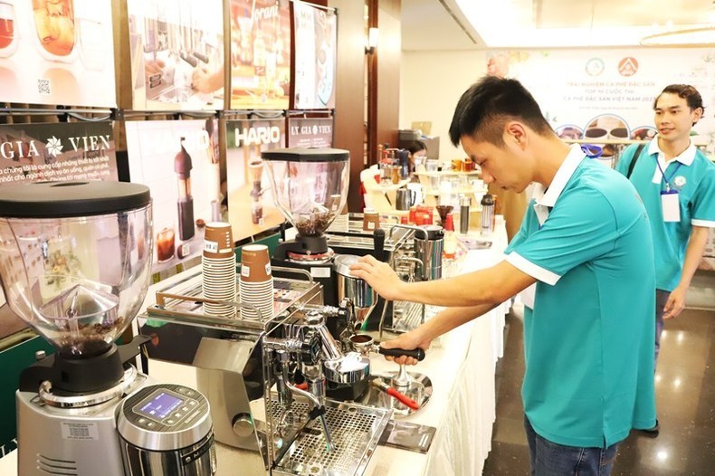  A contestant prepares materials to compete in the final round of the Vietnam Specialty Coffee Competition 2023. 