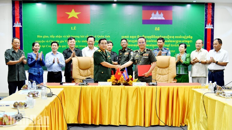 Representatives from Kien Giang and Kampot sign the minutes of handing over the remains of Vietnamese voluntary soldiers and experts. (Photo: NDO)