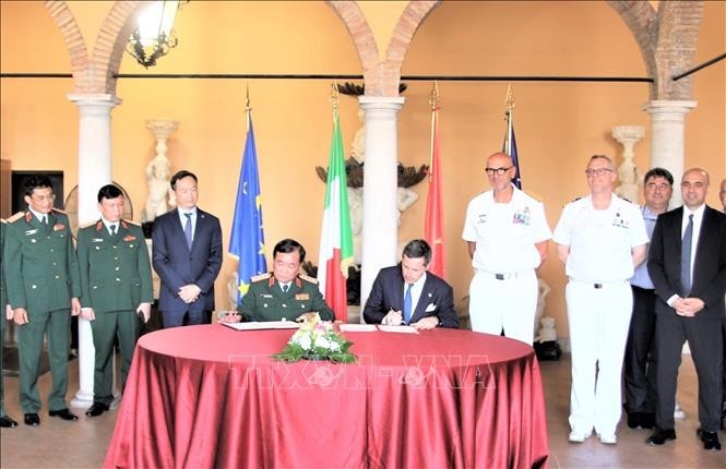 Deputy Defence Minister Hoang Xuan Chien and Italian Undersecretary of State for Defence Matteo Perego Cremnago sign the Minutes of the 4th Vietnam-Italy defence policy dialogue. (Photo: VNA)