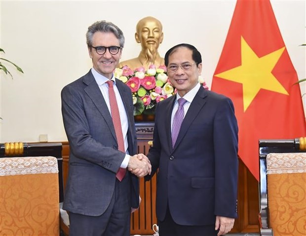 Foreign Minister Bui Thanh Son (R) meets with outgoing Ambassador Giorgio Aliberti, head of the EU Delegation to Vietnam, in Hanoi on July 6. (Photo: VNA)