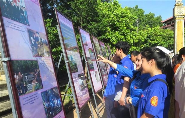 Young people visit the exhibition. (Photo: VNA)