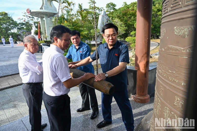 NA Chairman Vuong Dinh Hue and delegates ring the bell at Hoa Binh bell tower at the Martyrs Cemetery in Hue city.