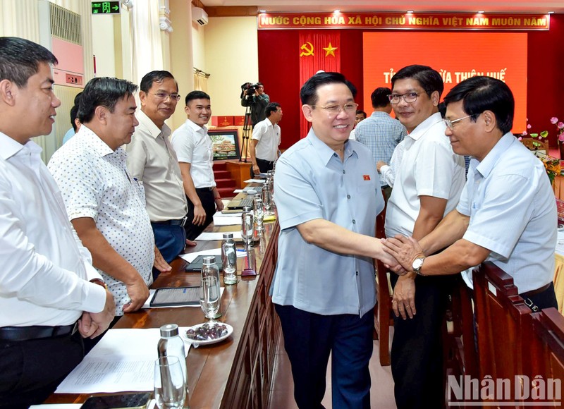 NA Chairman Vuong Dinh Hue and the delegates attend the session.