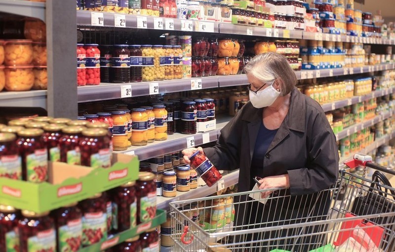 An elderly woman shopping at a supermarket in Germany. (Photo: Reuters)