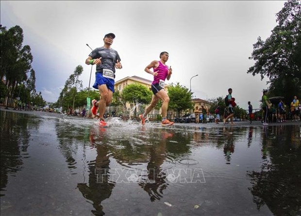 Runners pass by streets in Vi Thanh city in the southern province of Hau Giang. (Photo: VNA)