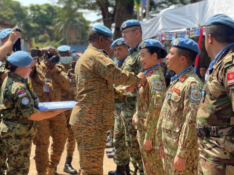 The Force Commander of the United Nations Multidimensional Integrated Stabilization Mission in the Central African Republic (MINUSCA) presents the medal “For the UN peacekeeping cause” to Captain Vu Nhat Huong.