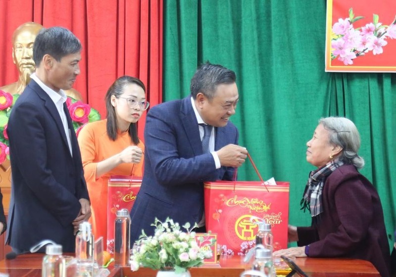 Chairman of the Hanoi People’s Committee Tran Sy Thanh presents gifts to policy families in Son Tay town. (Photo: Huy Duong)