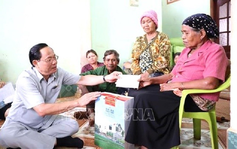 NA Vice Chairman Tran Quang Phuong visits the family of Mrs. H'Juom (a relative of martyrs) in Buon Ma Thuot City. (Photo: VNA)