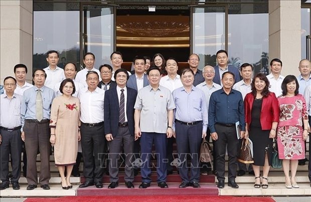 NA Chairman Vuong Dinh Hue and VUPDA members (Photo: VNA)