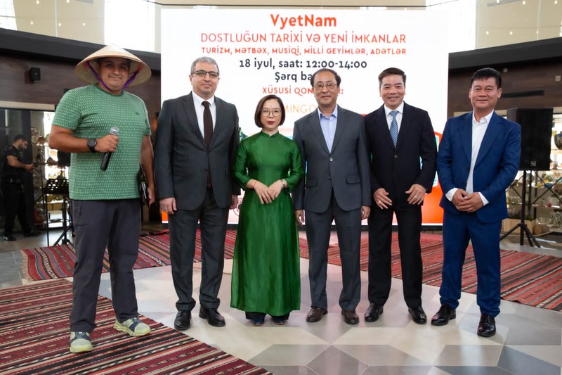 From the left: Ambassador Shovgi Mehdizada; Vice President of the "Flamingo" company Nguyen Van Anh; entrepreneur Le Trung Kien and President of Vietnam Chef Federation Nguyen Xuan Quynh.