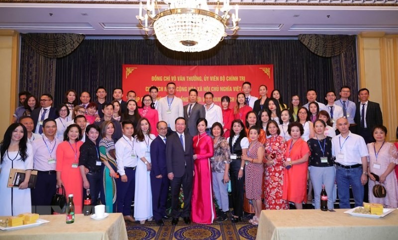 President Vo Van Thuong and representatives of the Vietnamese community in Austria and Europe pose for a group photo at a meeting in Vienna on July 23. (Photo: VNA) 