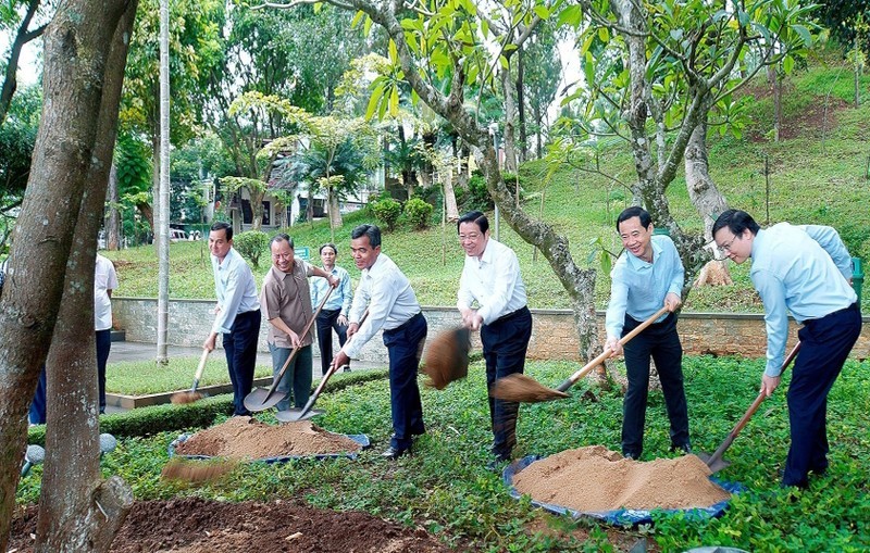 Politburo member and Chairman of the CPV Central Committee’s Commission for Internal Affairs Phan Dinh Trac plants a tree at Dai Doan Ket Square in Pleiku City.