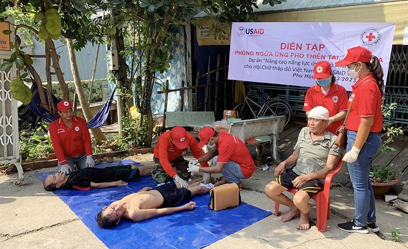 The Red Cross Association of An Giang province rehearses for disaster prevention and response, and practices first aid situations for victims. (Photo: Tien Dat)