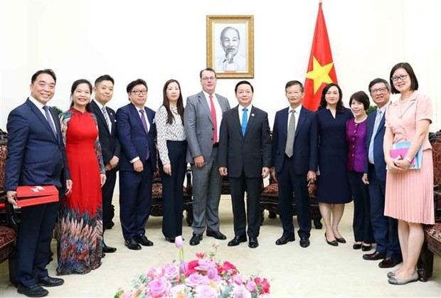 Deputy Prime Minister Tran Hong Ha (sixth from right) and other delegates at the reception. (Photo: VNA)