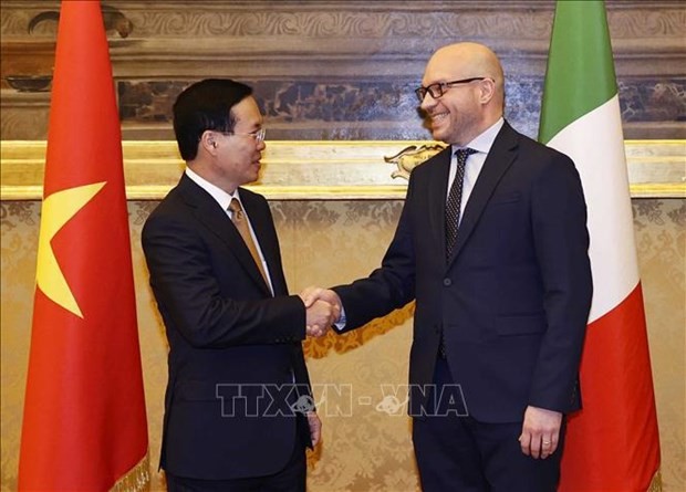 Vietnamese President Vo Van Thuong (L) meets President of the Italian Chamber of Deputies Lorenzo Fontana in Rome on July 26. (Photo: VNA)