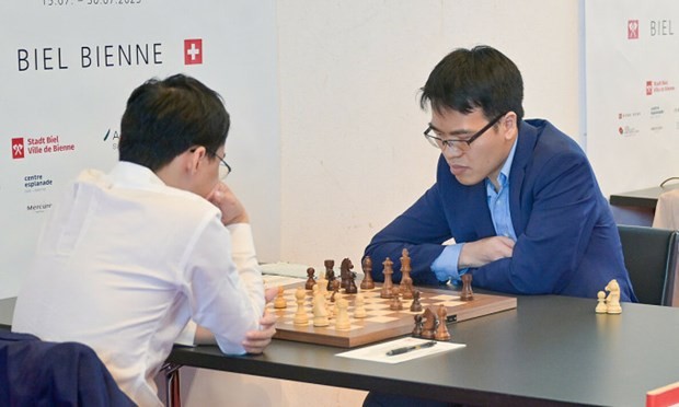 Le Quang Liem (right) at a game in Biel Grandmaster Triathlon in Switzerland on July 24 (Photo:bielchessfestival.ch)